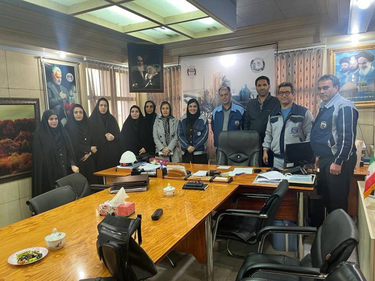 تجلیل فرهنگ ساکی مدیر عامل سیمان دورود از بانوان سیمان دورود بمناسبت روز زن