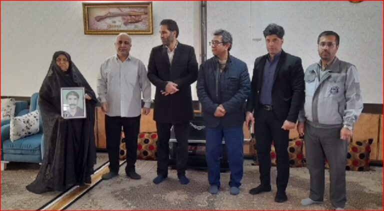 ادای احترام فرهنگ ساکی مدیر عامل شرکت سیمان دورود به مقام شامخ شهدا و دیدار با خانواده معظم شهدا