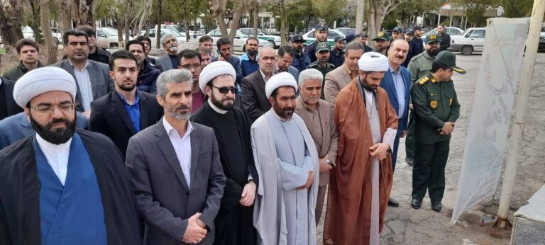 حضور مدیر عامل و پرسنل سیمان دورود در غباررویی و گل افشانی مزار شهدا