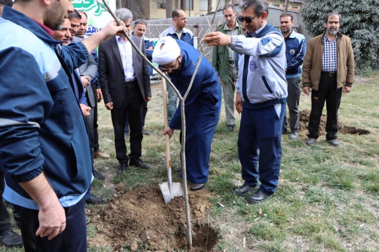 حضور فرهنگ ساکی در آیین درختکاری کارخانه سیمان دورود به مناسبت هفته منابع طبیعی