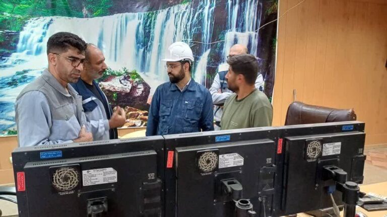 بازدید دکتر انوشه مدیر عامل سیمان دورود از خط تولید